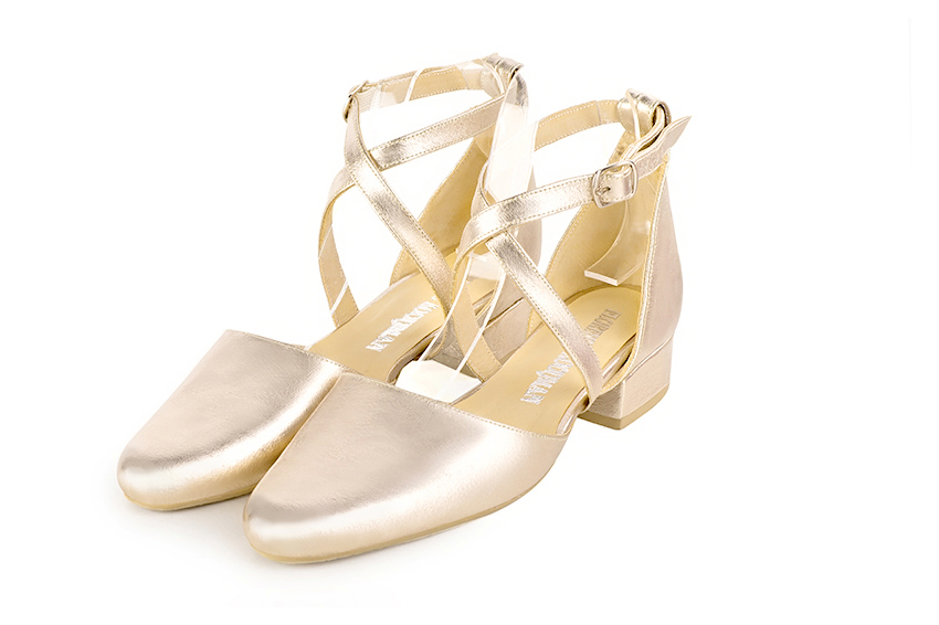 Dress heels closed-back crossed straps in gold leather with low block heels and round toe - Front view